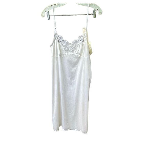 NWT Vassarette signature Lace size 38 slip 24 inches in length . - Picture 1 of 6